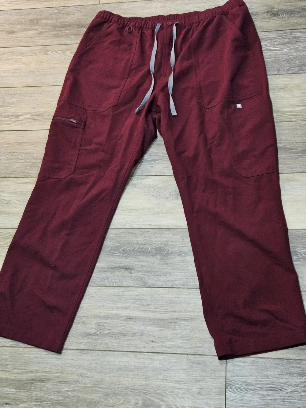 Figs Men's Cairo Burgundy Straight Cargo Scrub Pants Size Xlarge Short
